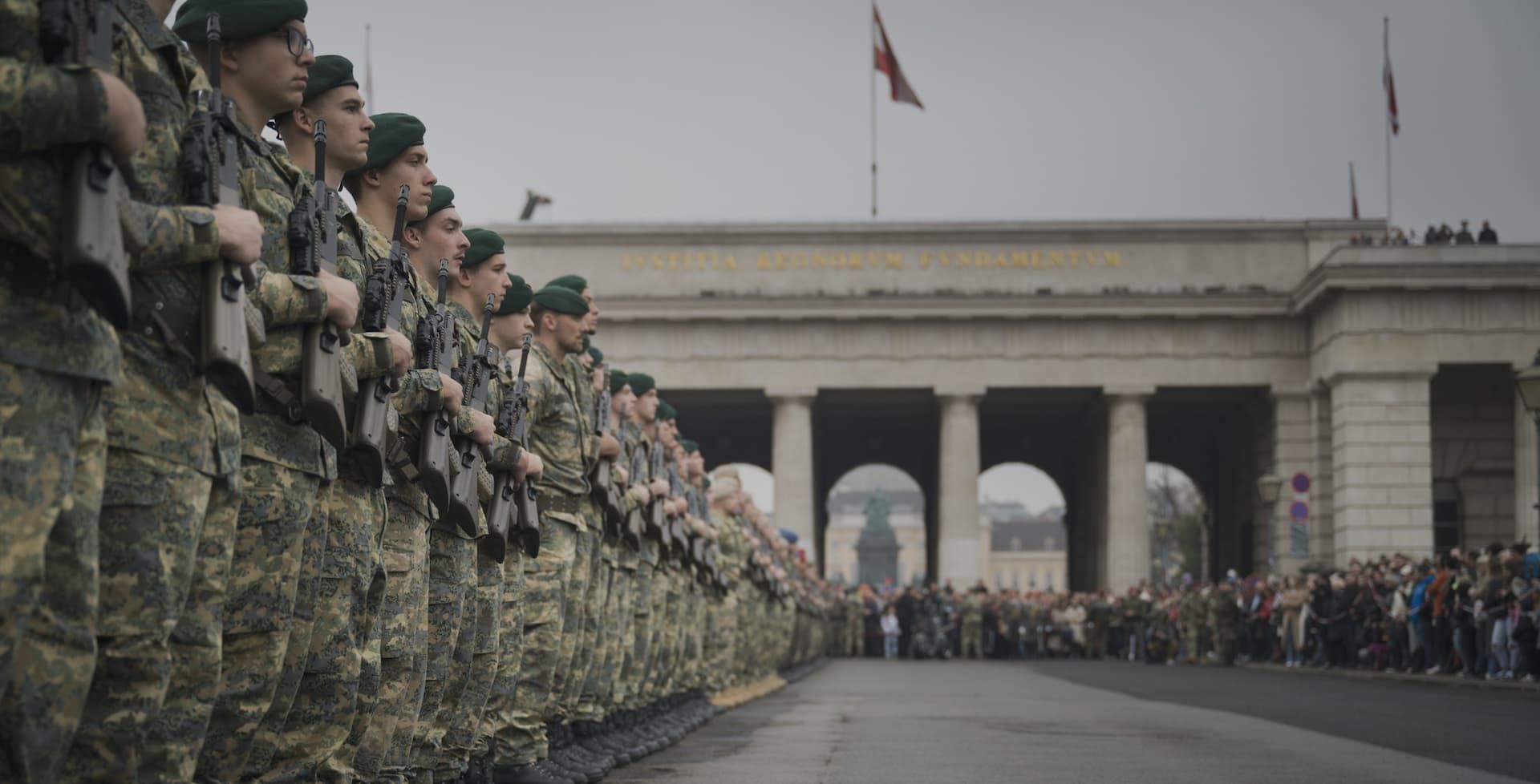 Heldenplatz in Wien - Rekruten in einer Linie